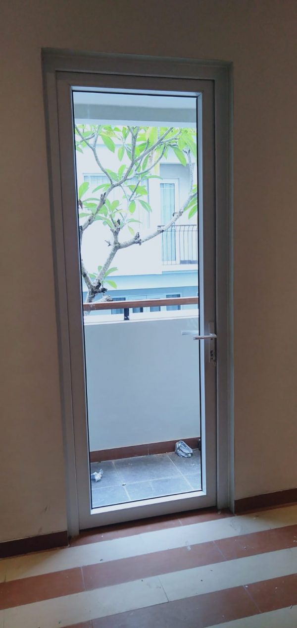 Pintu swing UPVC